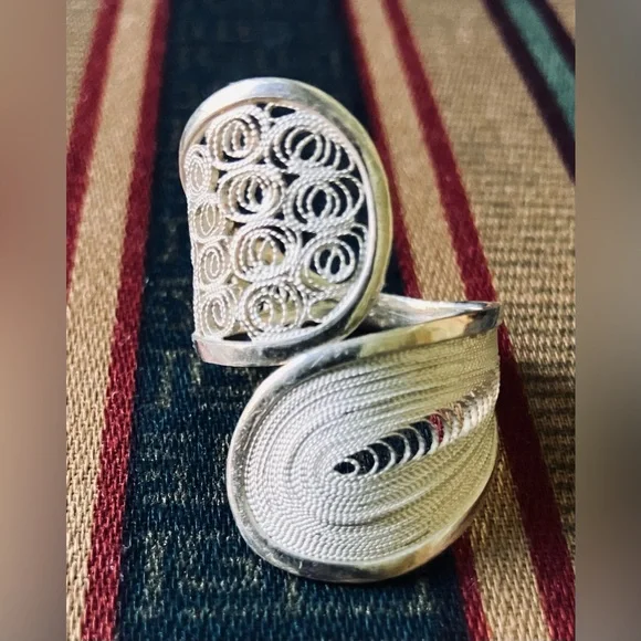 Set of Vintage Sterling Silver Intricate Filigree Ring & Earrings from Malta - Picture 7 of 11